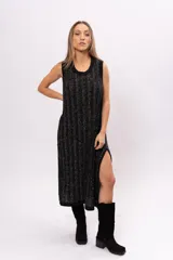 Vestido largo negro con textura brillante, corte recto, cuello redondo y sin mangas.