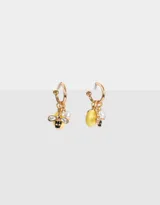 Aros dorados tipo argolla con dijes colgantes de limones amarillos, abejas con alas de strass y cuentas de perlas.
