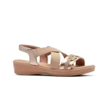 Sandalia de cuero negra con tiras cruzadas, plataforma baja y detalle metálico.