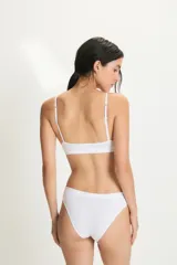 Bombacha vedetina blanca de corte clásico.