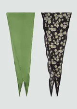 Pañuelo triangular de tejido fluido con acabado satinado, uno liso color verde y otro estampado con flores blancas sobre fondo negro.