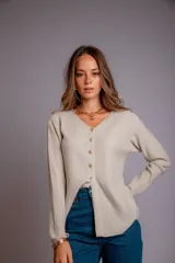 Blusa de morley elastizado color beige, de calce ajustado y mangas largas.