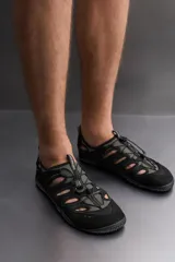 Sandalia técnica negra para hombre, con capellada de tejido técnico con aberturas laterales, puntera y talón reforzados, ajuste con cordones y suela Vibram.