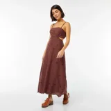 Vestido midi marrón con breteles finos, escote recto, calado con motivos florales y aberturas laterales en la cintura.