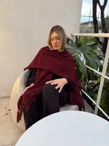 Ruana bordó de tejido acrílico con flecos.