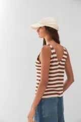 Musculosa de punto a rayas horizontales color crudo y marrón.