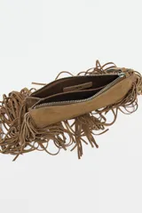 Bandolera marrón de serraje con flecos largos en la parte inferior. Tiene asa de hombro y bandolera extraíbles, doble bolsillo interior y cierre con cremallera.