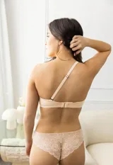 Panty corte brasileño color lila, confeccionada en encaje floral suave y elástico.