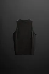 Musculosa deportiva negra de algodón, corte regular fit, cuello redondo amplio y sisa ancha.