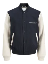 Campera bomber de manga larga y cuello estilo baseball, color azul marino con mangas beige. Tiene cierre de botones, puños acanalados y bolsillos delanteros. Confeccionada en tejido plano con detalle de logo.