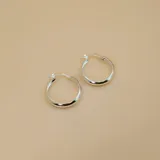 Par de aros argolla (argollas) de plata 925, modelo bombé, con cierre de bisagra.