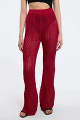Pantalón de crochet calado color borgoña, de corte acampanado.