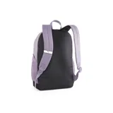 Mochila Puma unisex color gris con detalles en negro. Tiene un compartimento principal con cierre, un bolsillo frontal con cierre y un bolsillo lateral de malla. El logo de Puma está estampado en relieve en el frente.