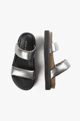 Sandalias plateadas con doble tira ancha acolchada, base anatómica de corcho y plataforma liviana con suela antideslizante.