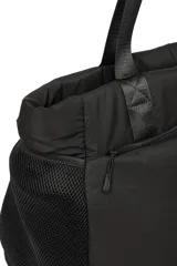 Bolso color beige con asas de cinta negra, bolsillos laterales de red negra y cierre superior con cremallera.