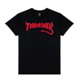 Remera negra de manga corta con el logo de Thrasher en rojo con cuernos y cola de diablo.