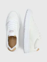 Zapatillas urbanas Tommy Hilfiger color blanco, de cuero sintético, con cordones y suela cupsole.