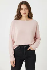 Sweater color verde oliva de punto con cuello redondo y mangas largas.