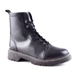 Bota de cuero color marrón con cordones y suela de goma con costuras blancas.