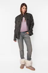 Remera de jersey color lila con efecto desgastado, corte Boxy fit, cuello alto en Rib al tono y manga corta. Estampa láser en el delantero.