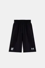 Short deportivo negro de corte ancho y largo, con cintura elástica y cordón de ajuste. Presenta un logo blanco estilizado en la pierna izquierda y el logo de Under Armour en la pierna derecha.