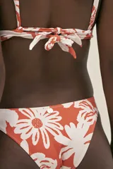 Top de bikini con estampado floral color naranja y blanco, con aro metálico en el centro del busto. Se ata al cuello y en la espalda. Cuenta con almohadillas removibles.