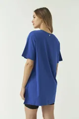 Vestido corto azul eléctrico, de corte holgado y mangas cortas.