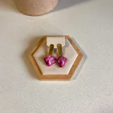 Aros colgantes con base dorada y dije de nácar irregular color verde azulado.