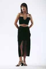 Crop top negro con breteles finos y escote en V.