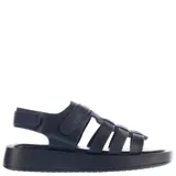 Sandalias planas color beige con tiras entrecruzadas y plataforma.