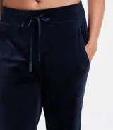 Pantalón deportivo de plush azul marino, modelo jogger, con cintura elástica ajustable con cordón y bolsillos laterales.