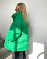 Campera puffer verde, de corte oversize, con cuello alto y cierre frontal con botones a presión y cremallera.