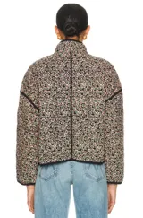 Chaqueta de algodón con estampado floral en tonos rosa y azul, de corte relajado y manga larga.
