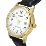Reloj Casio analógico con caja dorada, esfera blanca, correa de cuero negro y función de calendario. Resistente al agua.
