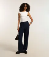 Pantalón de vestir azul marino, de corte recto, con bolsillos laterales y traseros.
