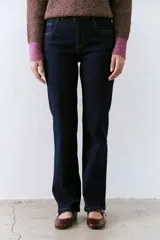 Pantalón de jean azul oscuro, de corte recto y tiro alto.
