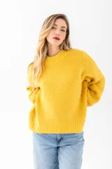 Sweater lila de punto con cuello redondo y mangas largas.