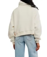 Campera cropped de faux-sherpa color blanco, con cierre frontal de cremallera, cordones trenzados con pompones, cuello alto y bolsillos laterales.