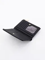 Billetera pequeña de cuero sintético color negro con cierre dorado.