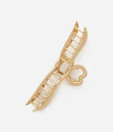Pinza para el pelo dorada con forma de corazón infinito, hecha de metal reciclado.