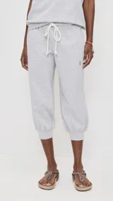 Pantalón jogger gris de rizo francés, con cintura elástica ajustable con cordón, dobladillo elástico en los tobillos y bolsillos laterales.