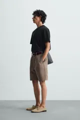 Camiseta blanca de algodón de peso medio, corte recto, cuello redondo y mangas cortas.