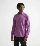 Camisa de manga larga con estampado cuadrillé en tonos fucsia y azul marino.