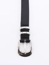 Cinturón negro de material sintético con hebilla metálica plateada de estilo occidental o western.