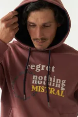 Canguro de felpa color ladrillo con capucha y cordones ajustables. Estampado frontal con la frase "Regret nothing" y logo de la marca Mistral.