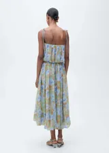 Vestido midi de gasa con estampado floral en tonos celeste, verde y naranja. Tiene tirantes finos ajustables, escote recto, cintura elastizada y forro interior.