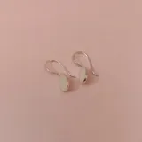 Aros colgantes de plata 925 con dije ovalado de nácar.