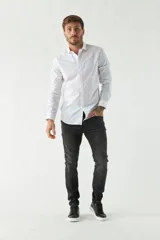 Camisa de vestir azul marino, de corte slim fit, manga larga y cuello clásico. Confeccionada en algodón y con logo bordado en el pecho.