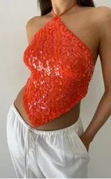 Top halter naranja con lentejuelas.
