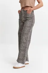 Pantalón de jean azul oscuro, corte wide leg y tiro alto.